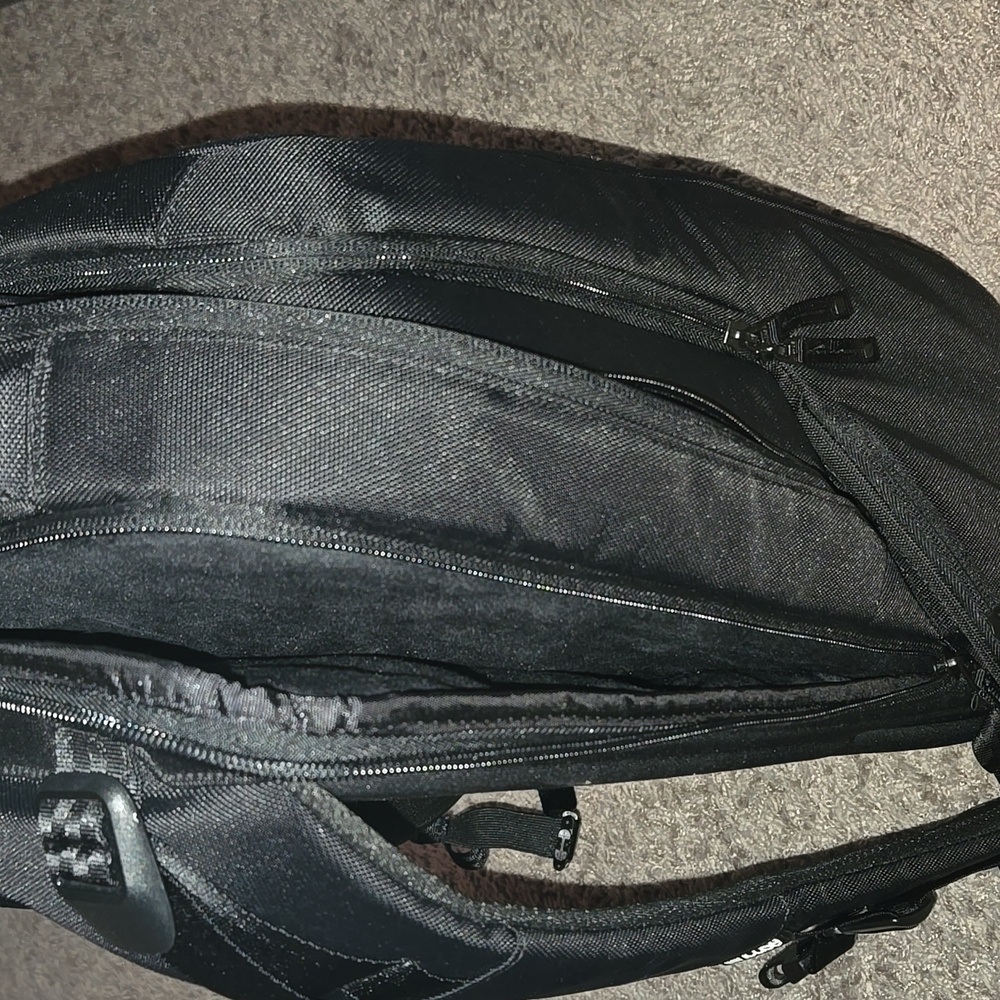 Brand new Incase Icon Slim Backpack - Picture 2 of 3